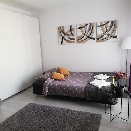 Marlen'S Apartment Bucarest Esterno foto