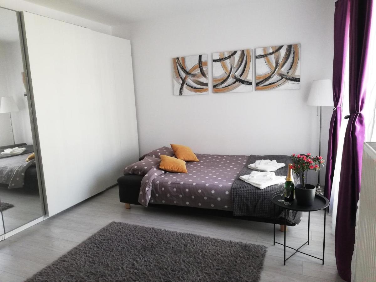 Marlen'S Apartment Bucarest Esterno foto