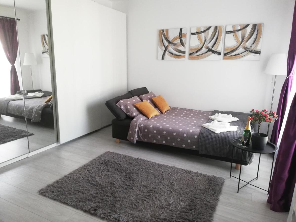 Marlen'S Apartment Bucarest Esterno foto